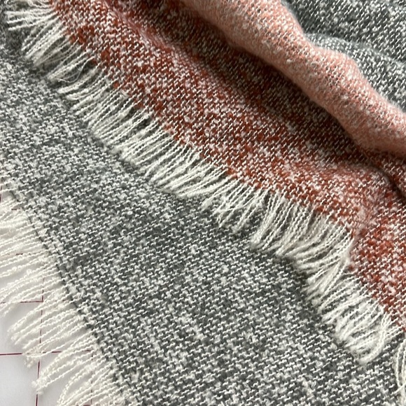 ARIANNA BY HOWARD'S NWT Soft Pink And Grey Woven Fringed Boho Scarf 27" X 72" - Picture 9 of 16
